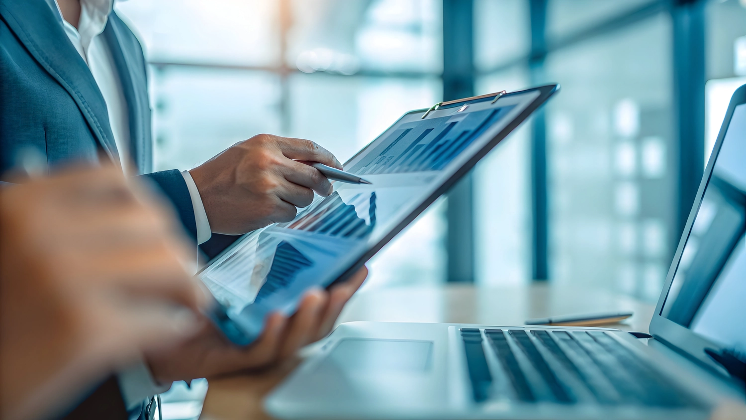 MS Management – ​​Management – ​​Der Manager für Kosten- und Qualitätskontrolle sowie Geschäftsstrategie überprüft die Daten auf einem Tablet. Geringere Gemeinkosten und höhere Standards führen zu effektiven Ergebnissen und stärken die Markenposition.